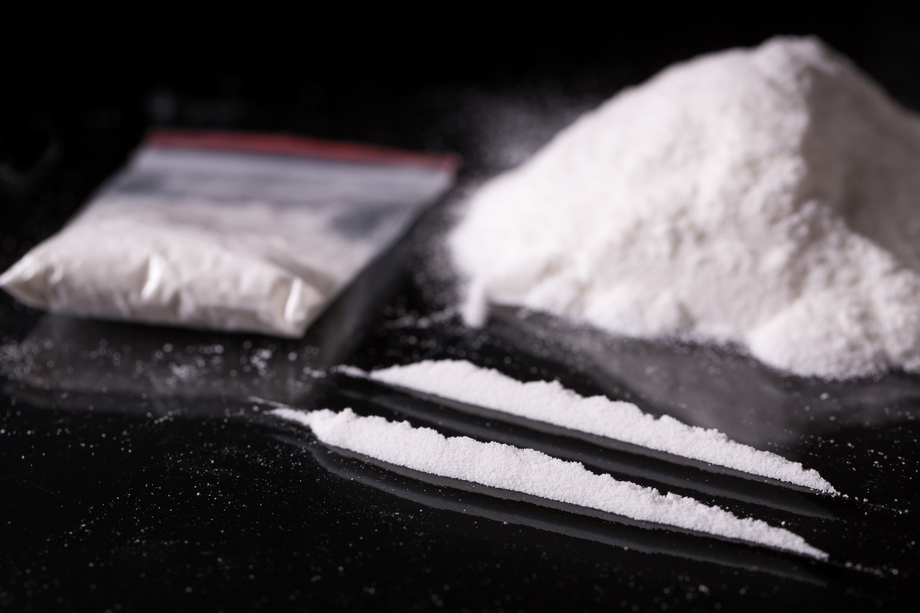 https://www.medinat.com.au/media/Drugs_Cocaine_powder_and_lines.jpg